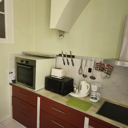 Bright 2-bedroom In *